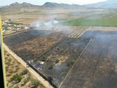 Bomberos y brigadas forestales, con apoyo de helicptero, extinguen un incendio en Jumilla