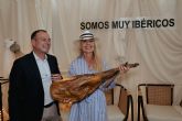 Cayetana Guilln Cuervo recibe un Jamn Ibrico en el Festival de Cine de San Sebastin como homenaje a su trayectoria