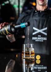 Burlanegra, el ron que redefine lo inesperado con un arriesgado toque salino