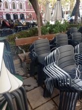 IU sale en defensa de los vecinos que denuncian que la Plaza de Caldern se queda sin bancos en los que poder sentarse