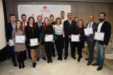 Los economistas de Murcia dan la bienvenida a los nuevos colegiados entregándoles la Insignia y el Certificado de la institución que avala su cualificación profesional