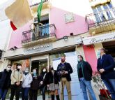 La concejalía de Economía coloca banderas de ornamentación navideña para engalanar las principales calles comerciales del Centro Histórico