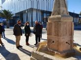 El alcalde de Lorca visita la recién restaurada Fuente del Caño instalada frente a su posición original, cumpliendo así con la petición de recuperación de los vecinos y vecinas de la zona