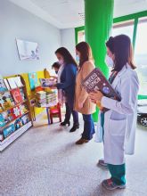 El Ayuntamiento de Lorca aumenta los fondos de la extensión bibliotecaria del Área de Pediatría del hospital Rafael Méndez con la entrega de un lote de 27 libros para los niños ingresados