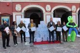 La plantilla de trabajadores de Aguas de Lorca participa en la campaña 'Un juguete solidario' de Cruz Roja