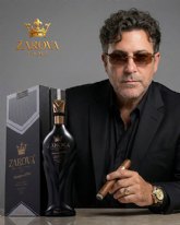 El actor Tony Cort�s firma convenio de representaci�n con ZAROVA VODKA