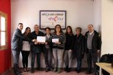 Los empleados de Autobuses LAT hacen entrega de la recaudacin de la iniciativa Euro Solidario