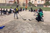 Alumnos del CEIP Cuatro Santos reciben la visita del Club Hockey Cartagena gracias al Programa ADE
