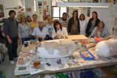 La alcaldesa y la edil de Igualdad visitan a las participantes en el taller de arqueologa del Centro de la Mujer