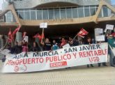 En torno a un centenar de personas se concentraron ayer frente a la Asamblea Regional, situada en Cartagena,  en defensa de los puestos de trabajo del aeropuerto de San Javier