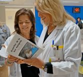 Entrega de libros al Hospital Virgen de la Arrixaca