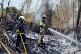 Bomberos de Cartagena extinguen un incendio de canas en los aledanos de la rambla