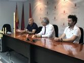 Felipe Coello entrega el material para fomentar el juego de bolos huertanos y caliche en centros educativos