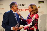 El presidente de Grupo Fuertes, Toms Fuertes, recibe el premio 'Empresario del año' de manos de la ministra de Economa y Empresa en funciones Nadia Calviño, por su Trayectoria Profesional