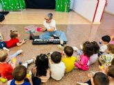 Más de 500 ni&ntilde;os de las escuelas infantiles municipales participan en nuevas actividades educativas de inglés, música y teatro durante la recta final del curso