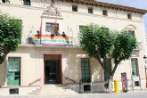 La bandera arcoíris ya luce en el balcón principal del Ayuntamiento con motivo de la celebración de la Semana por el Respeto y la Igualdad LGTBI en Totana