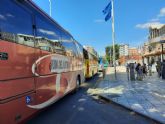 Una caravana de autobuses escolares traslada sus reivindicaciones a la Asamblea Regional con una sonora pitada