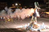 Cientos de pinatarenses disfrutan de la noche de San Juan con la quema de la hoguera municipal