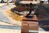Instalan una réplica en bronce de la Fuente Juan de Uzeta con un código QR que ofrece información añadida de este monumento y un lector braille para discapacitados visuales