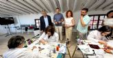 La Comunidad forma a nuevos profesionales para preservar el oficio artesanal del bordado en seda y oro en Caravaca de la Cruz