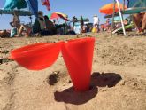 El Ayuntamiento de guilas contina su campaña de reparto de ceniceros de playa