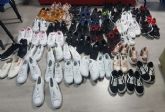 Policía Local decomisa 56 pares de zapatillas de imitación en el mercadillo de Cabo de Palos