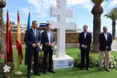 Una Cruz de Caravaca se alza frente al Mar Menor como smbolo de unin y homenaje