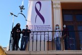 Un gran lazo violeta da visibilidad desde la fachada del Ayuntamiento al Da Internacional contra la Violencia de Gnero