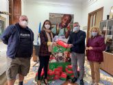 La alcaldesa de guilas entrega las cajas de regalos del Proyecto Niño de la Navidad