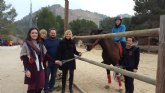Familia activa un servicio pionero de terapia psicolgica con caballos para mujeres vctimas de violencia de gnero y menores