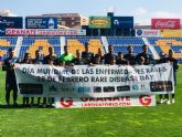 Jugadores del UCAM Murcia CF posaron con una pancarta del Da Mundial de las ER para dar visibilidad a las patologas poco frecuentes