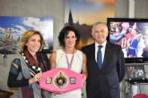 La consejera de Educacin, Juventud y Deportes recibe a Mari Carmen Romero, campeona del mundo de muay thai