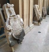 Huermur denuncia el vergonzoso estado de la colección de 18 escudos heráldicos BIC del Museo Arqueológico