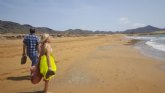 Más de 200 personas visitan las playas de Calblanque en autobús en las tres primeras horas del inicio del nuevo servicio de accesos