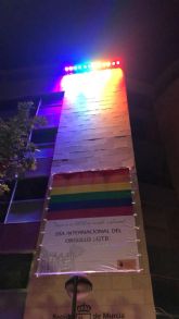 Poltica Social ilumina su fachada con los colores de la bandera del colectivo LGTBI