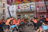 Una clase de spinning al aire libre llena el centro de Calasparra de msica y deporte