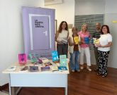 El Ayuntamiento impulsa la sensibilizaci�n contra la violencia de g�nero con la donaci�n de libros para los clubes de lectura en las bibliotecas