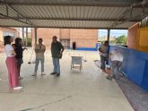 El Programa de Insercin Laboral desarrolla trabajos de pintura en centros educativos y edificios municipales de guilas