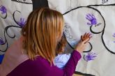 Las escuelas infantiles conmemoran el 25N con un árbol pintado a mano por los niños