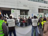 Gran éxito de participación en la concentración convocada por Unión de Uniones frente a Lactalis para reclamar responsabilidad a la industria láctea