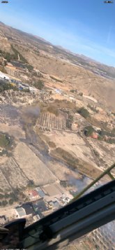 Servicios de emergencias extinguen un incendio de canas y matorral en Calasparra