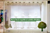 C&A 'desnuda' sus escaparates para lanzar un mensaje contra el cambio climtico