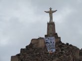 Cuelgan una pancarta de Lenin y Stalin en el Cristo de Monteagudo