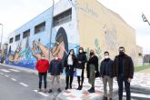 El mural pintado en el IES Vicente Medina 'El río empieza aquí' quiere poner en valor la red municipal de saneamiento