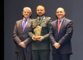 La Guardia Civil recibe el premio por la colaboración en la organización de eventos deportivos a lo largo de 2015