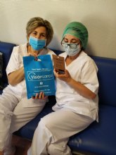 Una óptica de Lorca dona 80 gamuzas antivaho a profesionales sanitarios del Hospital Rafael Méndez