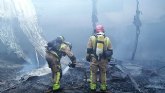 Bomberos controlan un incendio de una empresa de semilleros en Totana