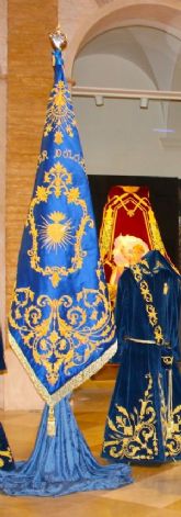 El emperador Marco Aurelio se incorpora a la procesin del Paso Azul con un nuevo manto bordado en seda y oro
