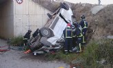 Servicios de emergencia atienden un accidente de trfico ocurrido en la autova Lorca-guilas