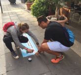 Los alumnos del Alfonso Escámez invaden con literatura el asfalto de las calles de Águilas
